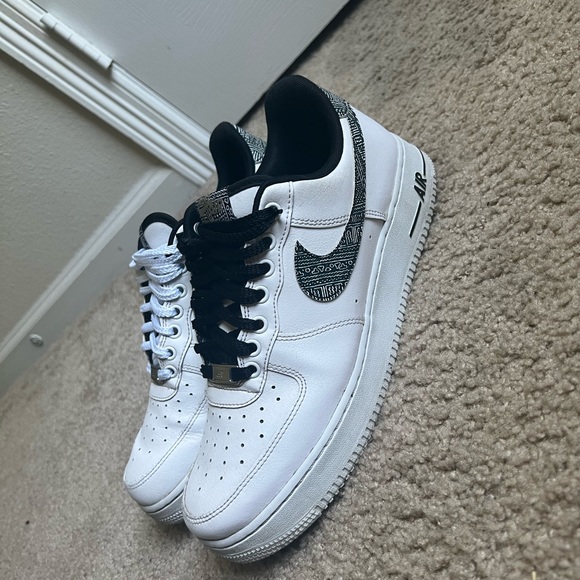 I am selling Air Force 1s they are size 9.5, worn about it 10 times - Picture 6 of 6